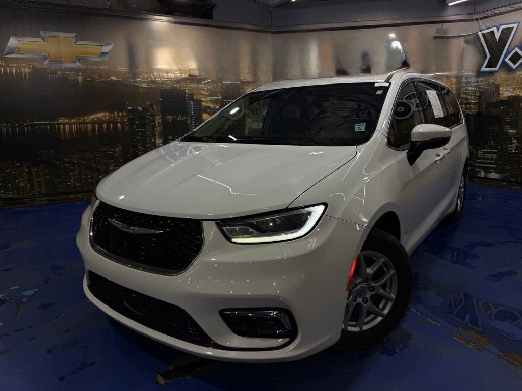 2023 Chrysler Pacifica Touring L's photo