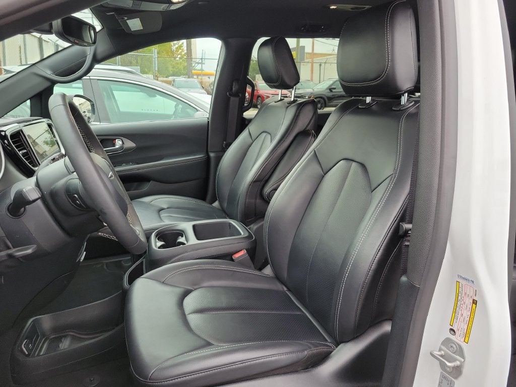 2025 Chrysler Pacifica Select