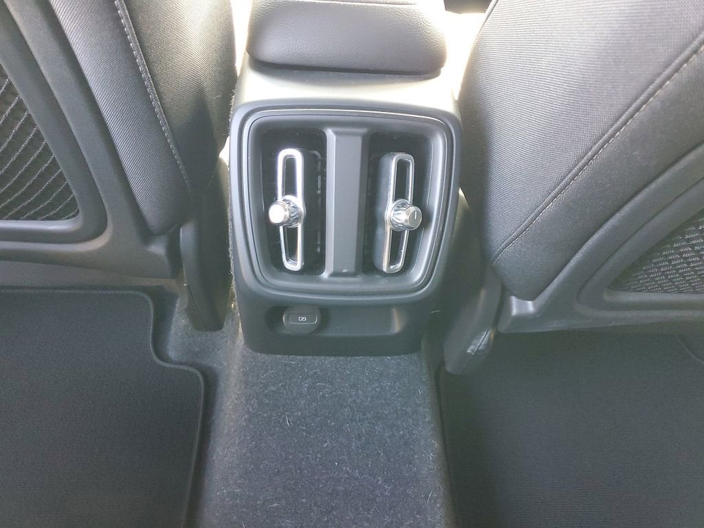 2024 Volvo XC40 Core Bright Theme