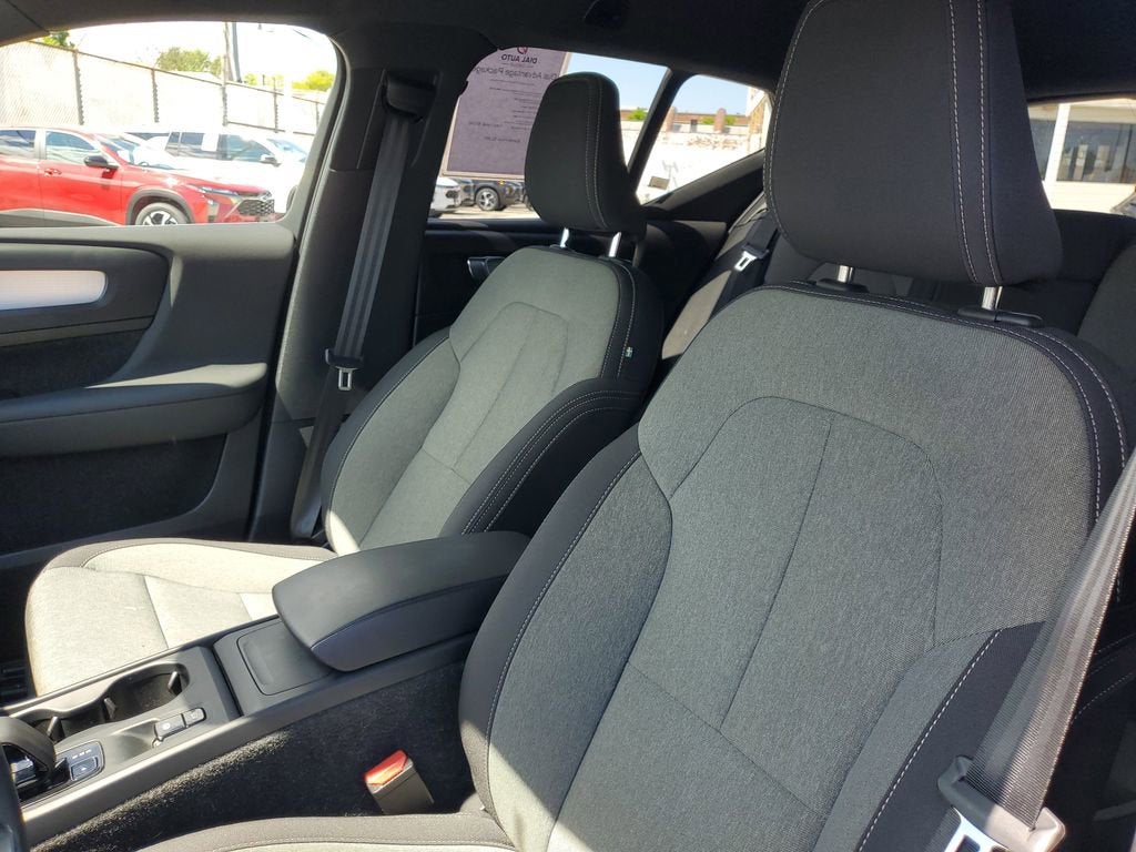 2024 Volvo XC40 Core Bright Theme