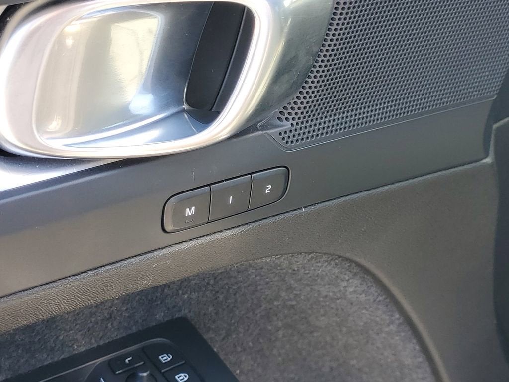2024 Volvo XC40 Core Bright Theme