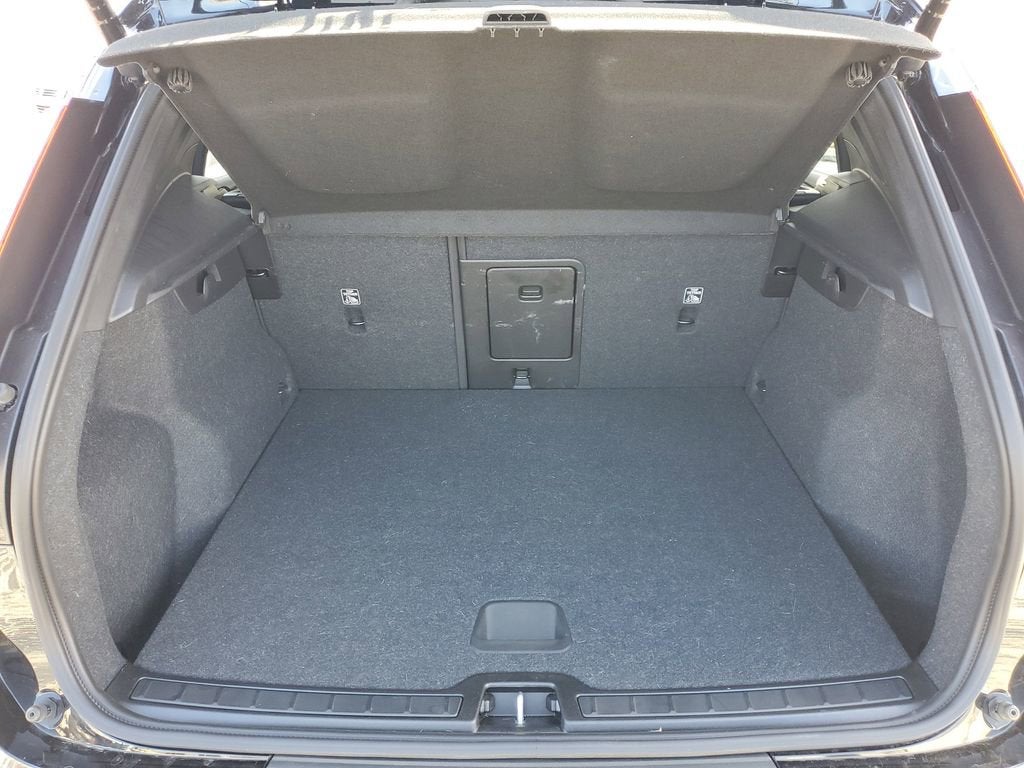 2024 Volvo XC40 Core Bright Theme