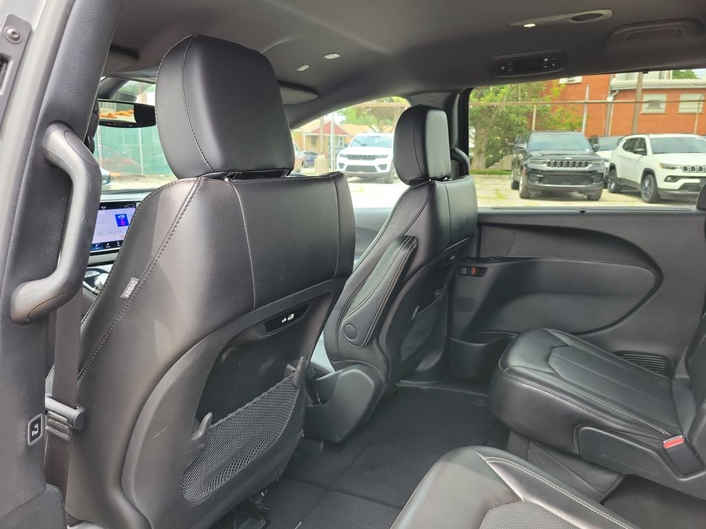 2025 Chrysler Pacifica Select
