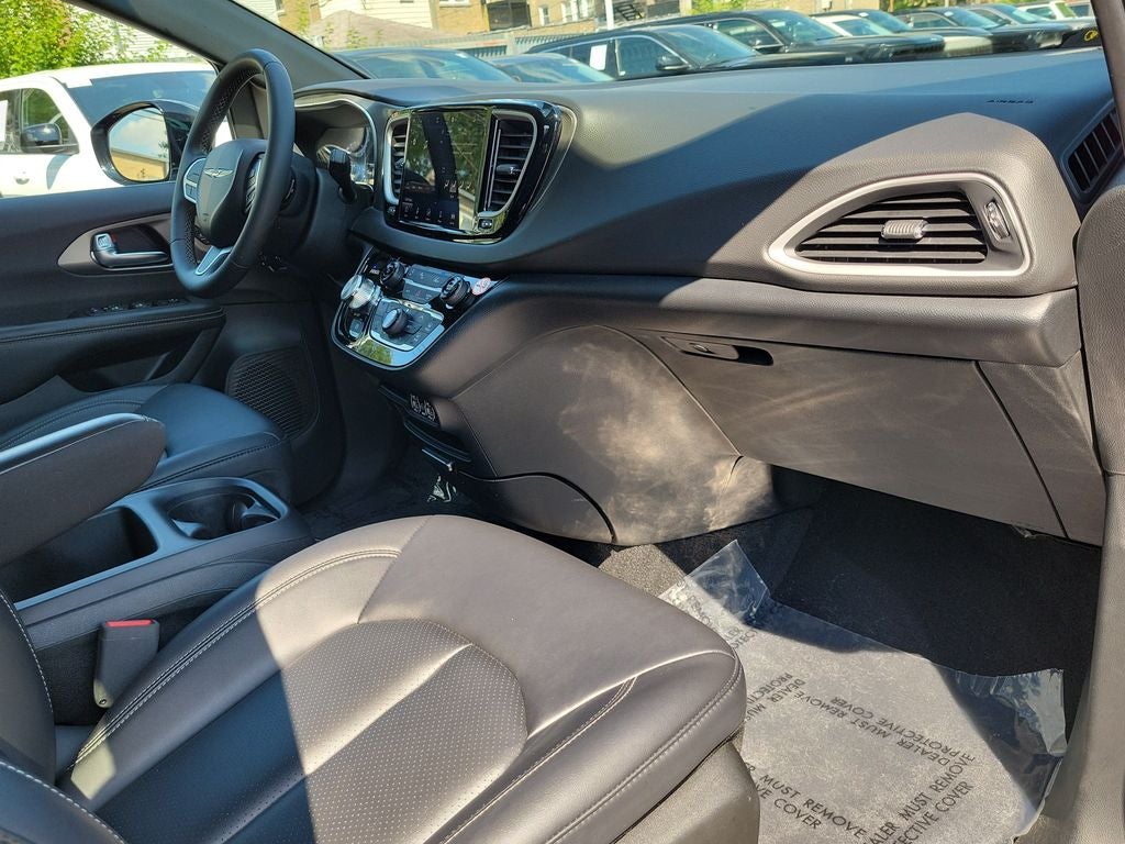 2025 Chrysler Pacifica Select