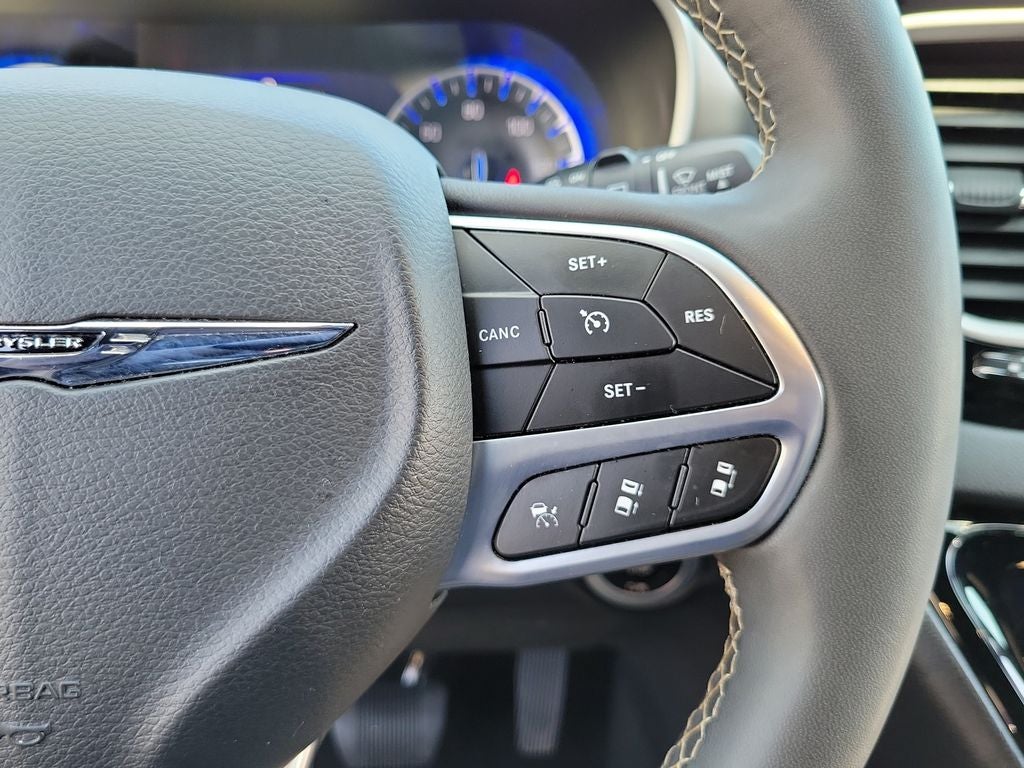 2025 Chrysler Pacifica Select