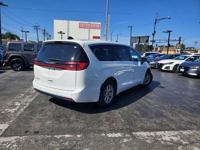 2025 Chrysler Pacifica Select