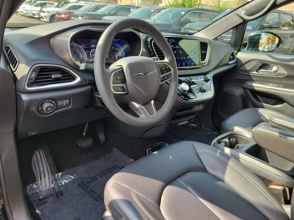 2025 Chrysler Pacifica Select