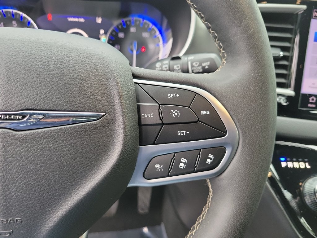 2025 Chrysler Pacifica Select