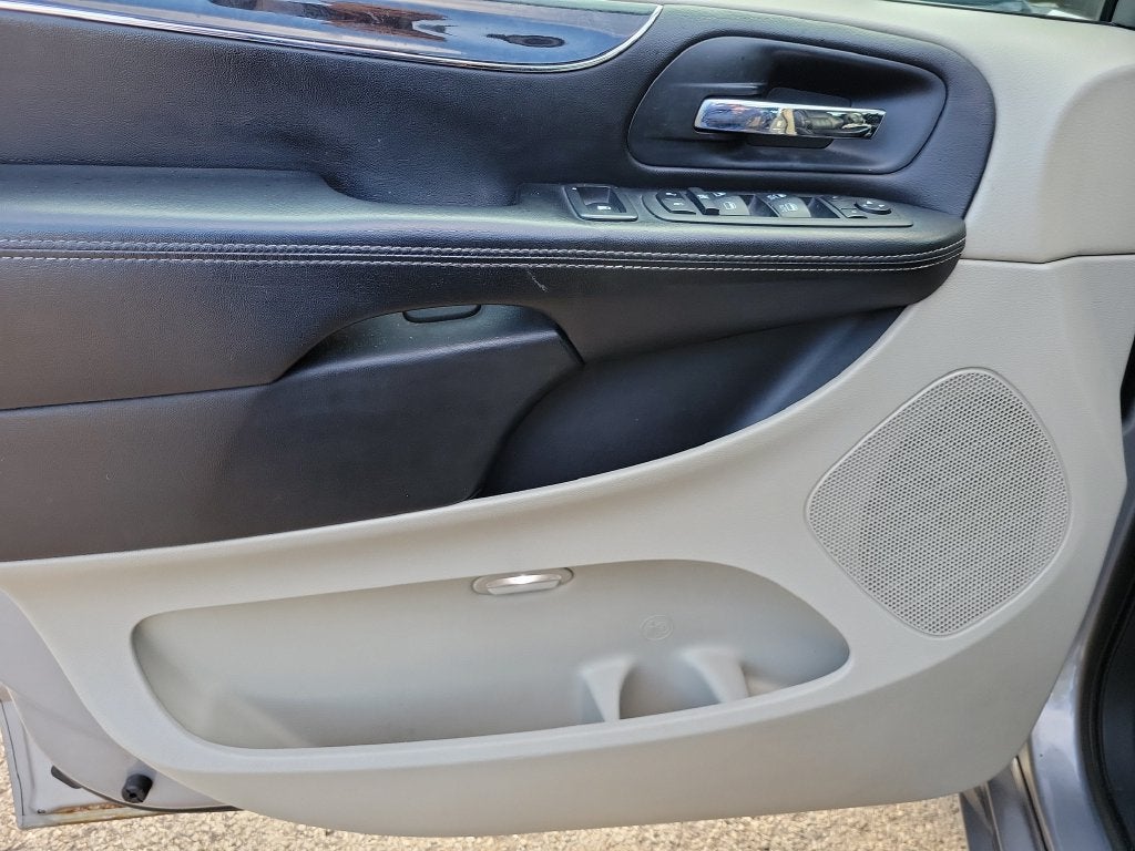 2014 Chrysler Town & Country Touring-L
