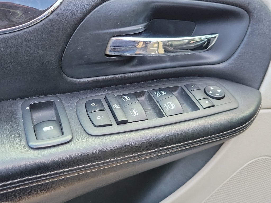 2014 Chrysler Town & Country Touring-L