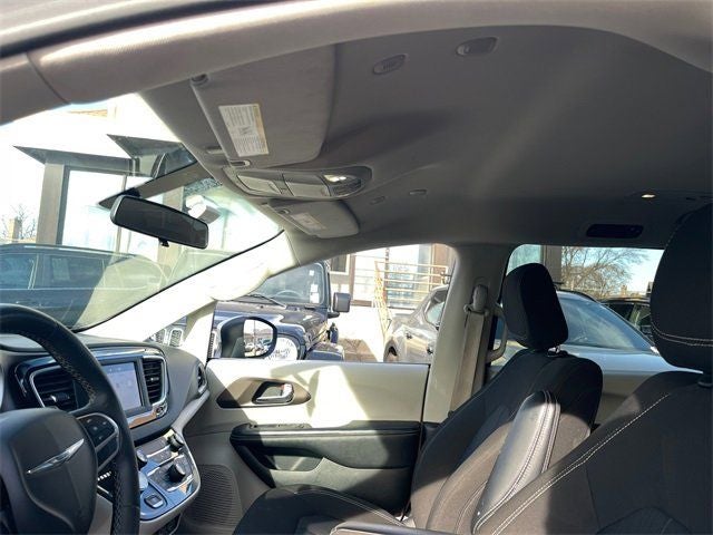 2022 Chrysler Voyager LX