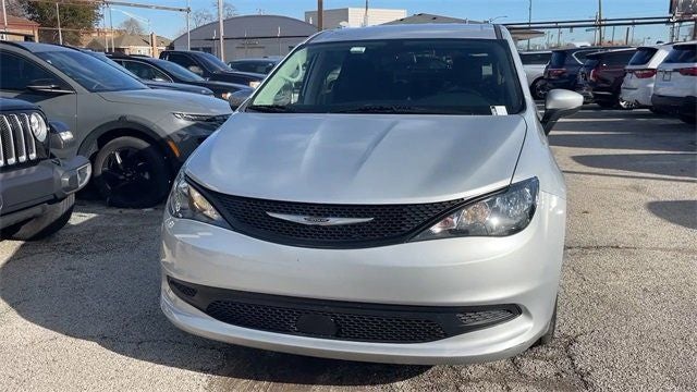 2022 Chrysler Voyager LX