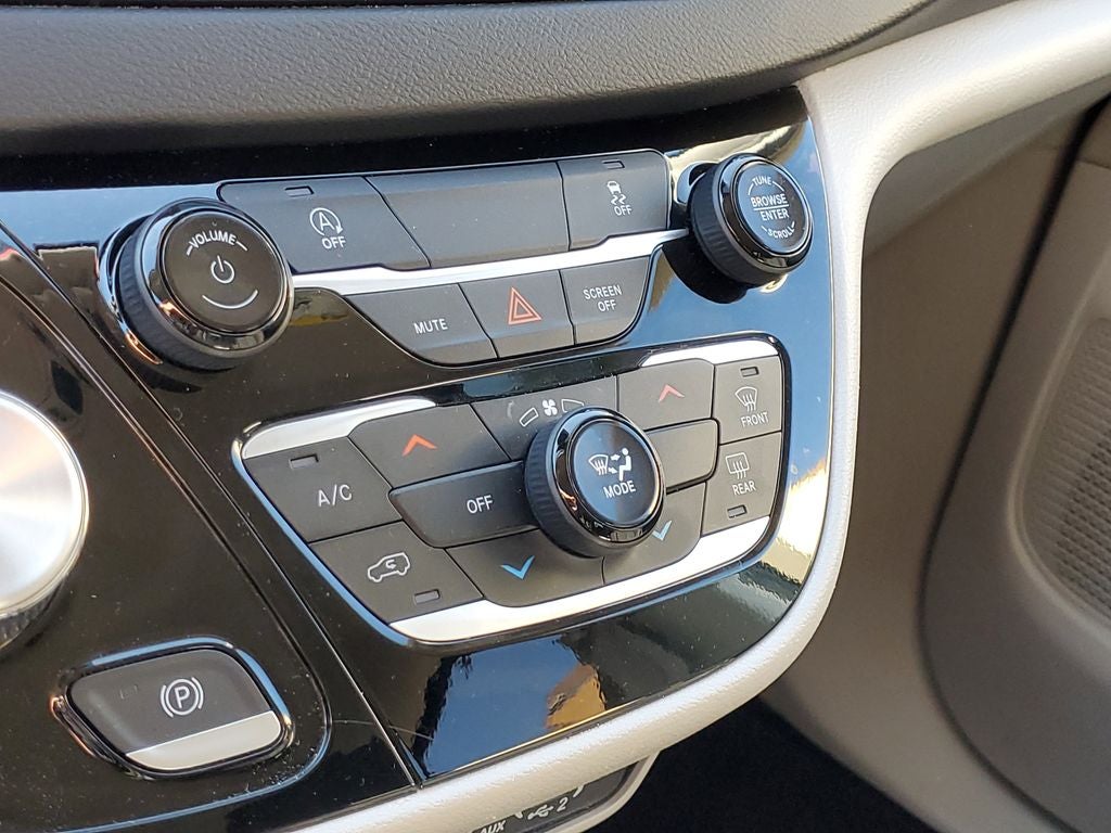 2023 Chrysler Voyager LX