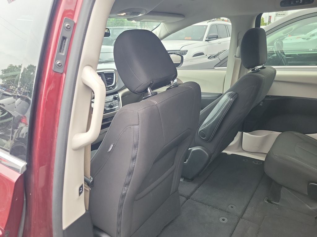 2022 Chrysler Voyager LX