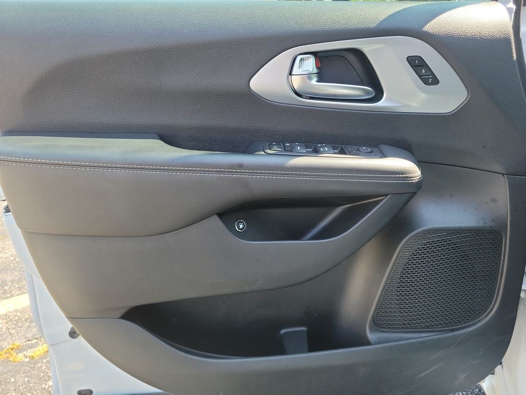 2024 Chrysler Pacifica Hybrid Select S Appearance