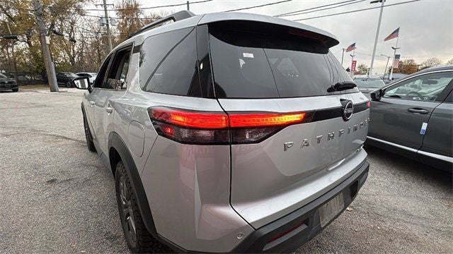 2024 Nissan Pathfinder SV